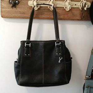 Fossil black leather shoulder bag.
